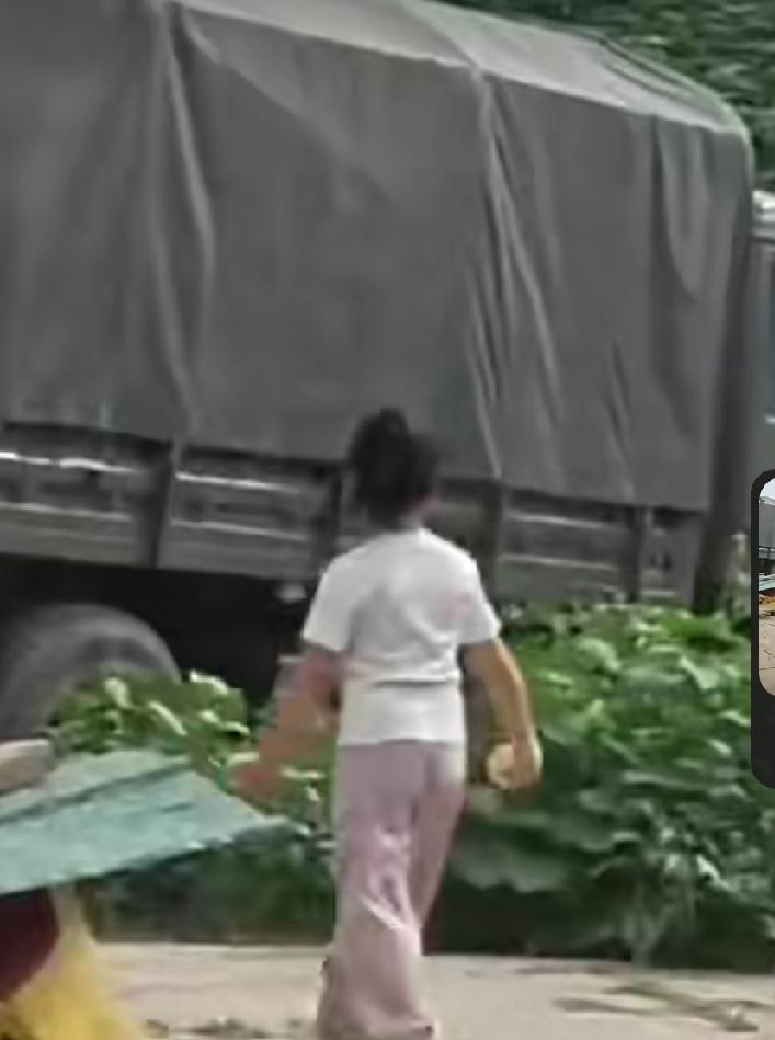 陕西西安，一个7岁的小女孩，看到家门口路过军车，从家里拿了两个苹果，一心想要送给