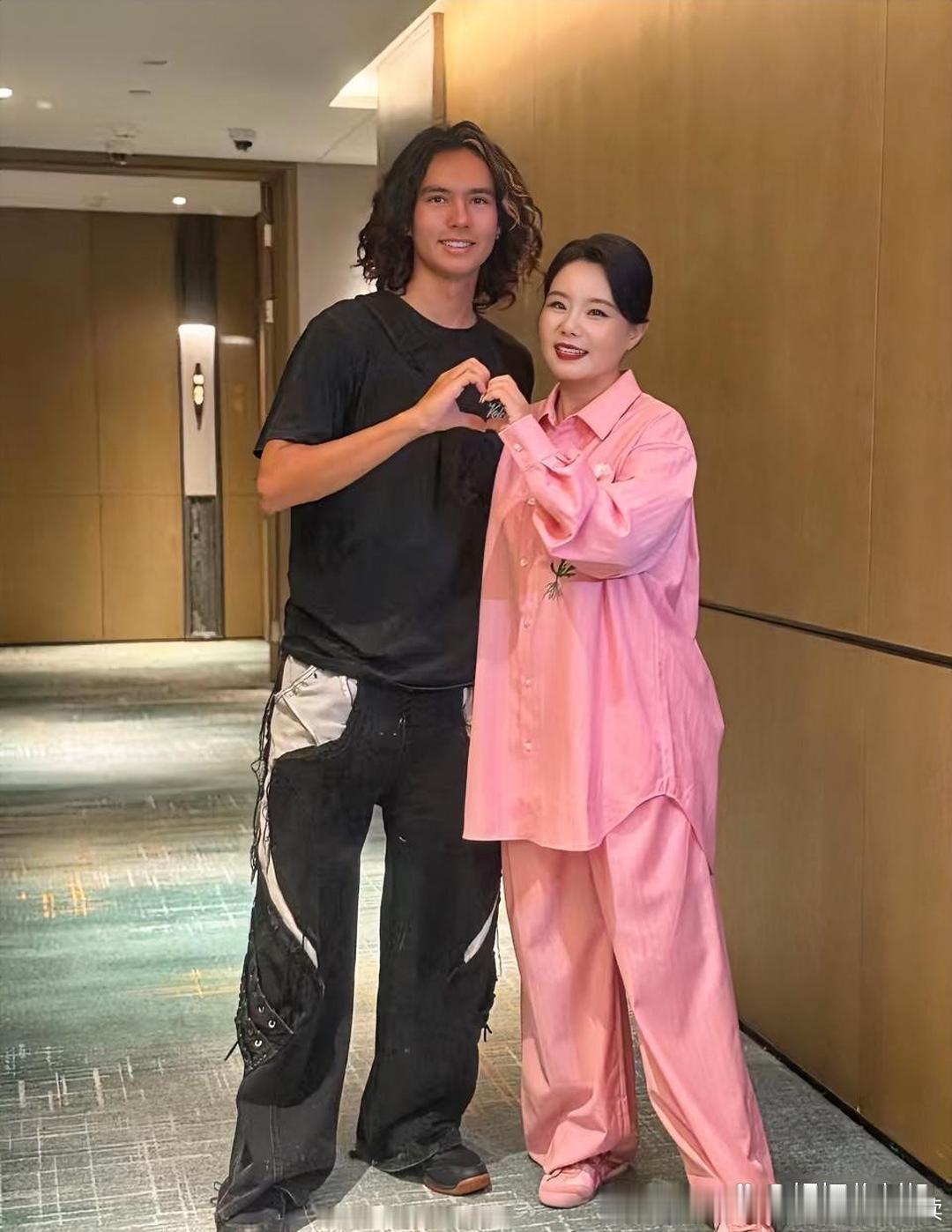 龚琳娜晒出了儿子在生日那天来陪着她工作的图片，照片中的雅酷像极了那个伤害龚琳娜的