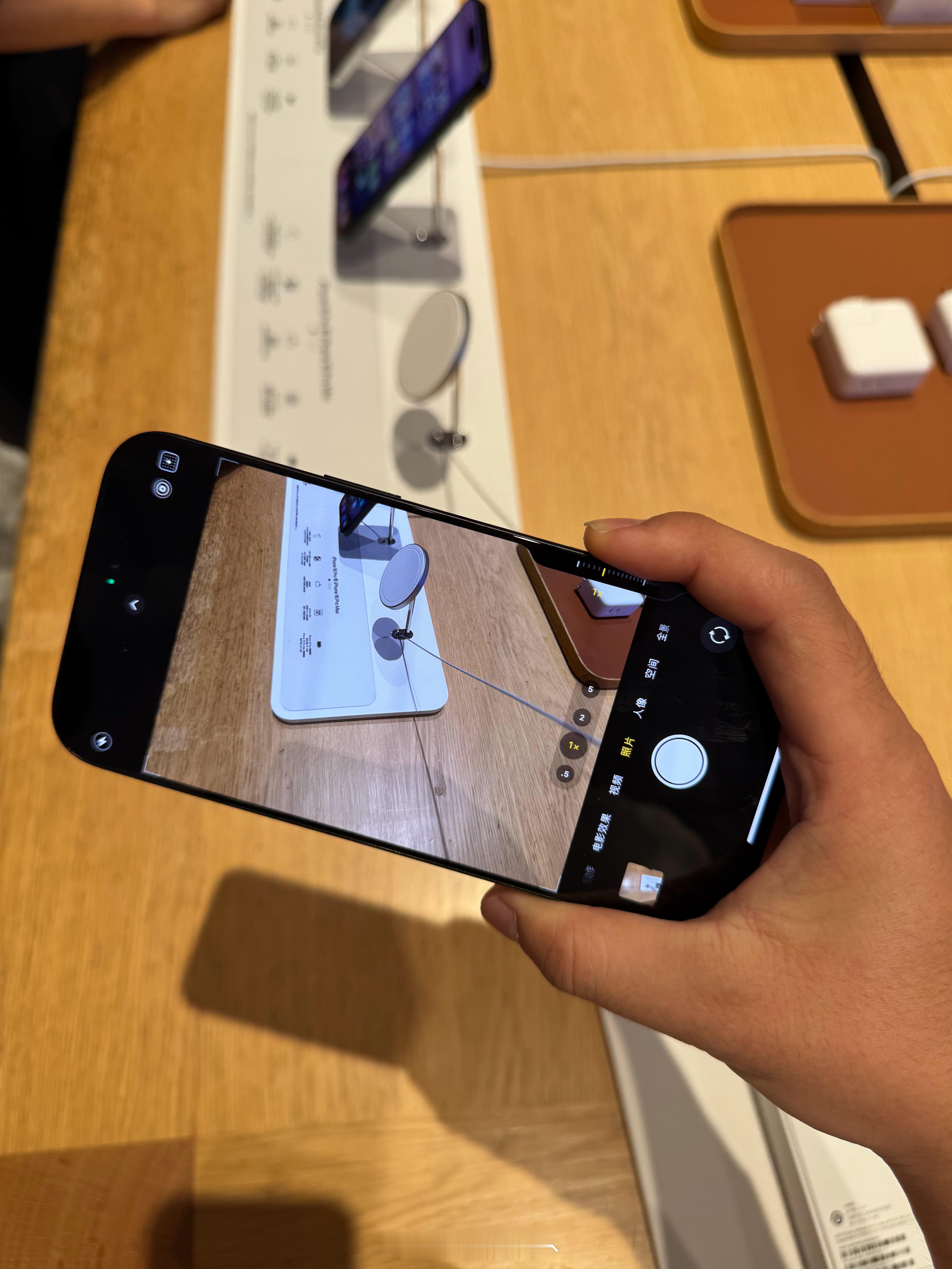 摸了一下 iPhone 16 Pro Max 这个拍照按钮是真的鸡肋，横屏无论是