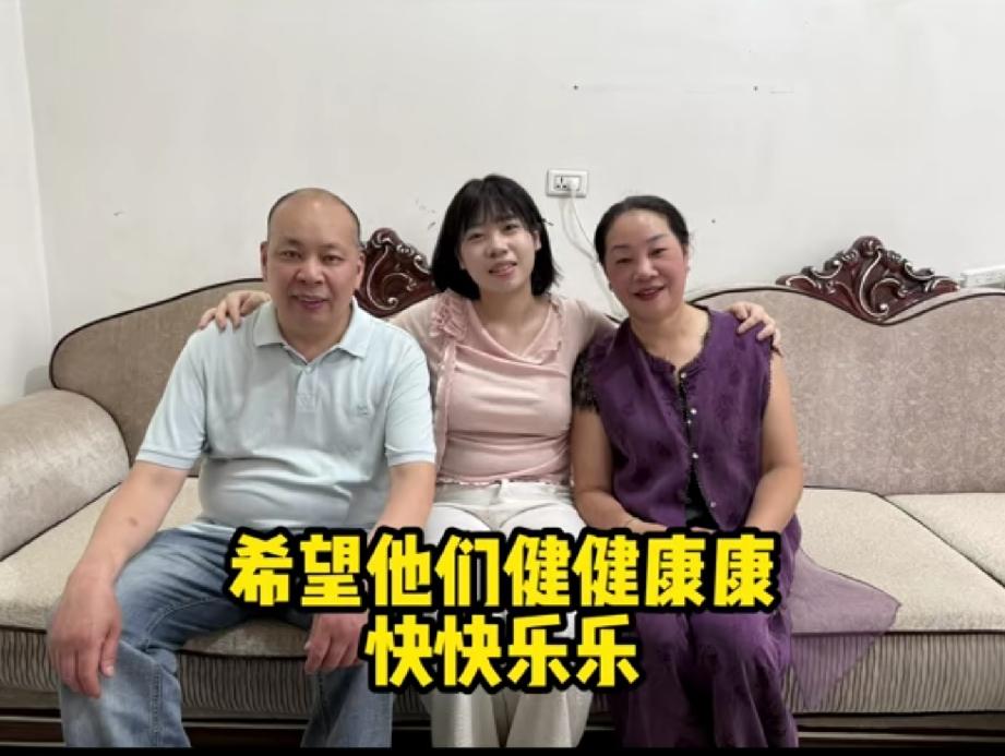 厉怀远妹妹三水晒出和厉爸厉妈合影网友破防
厉怀远小姨和厉怀远直播以后起号了

时