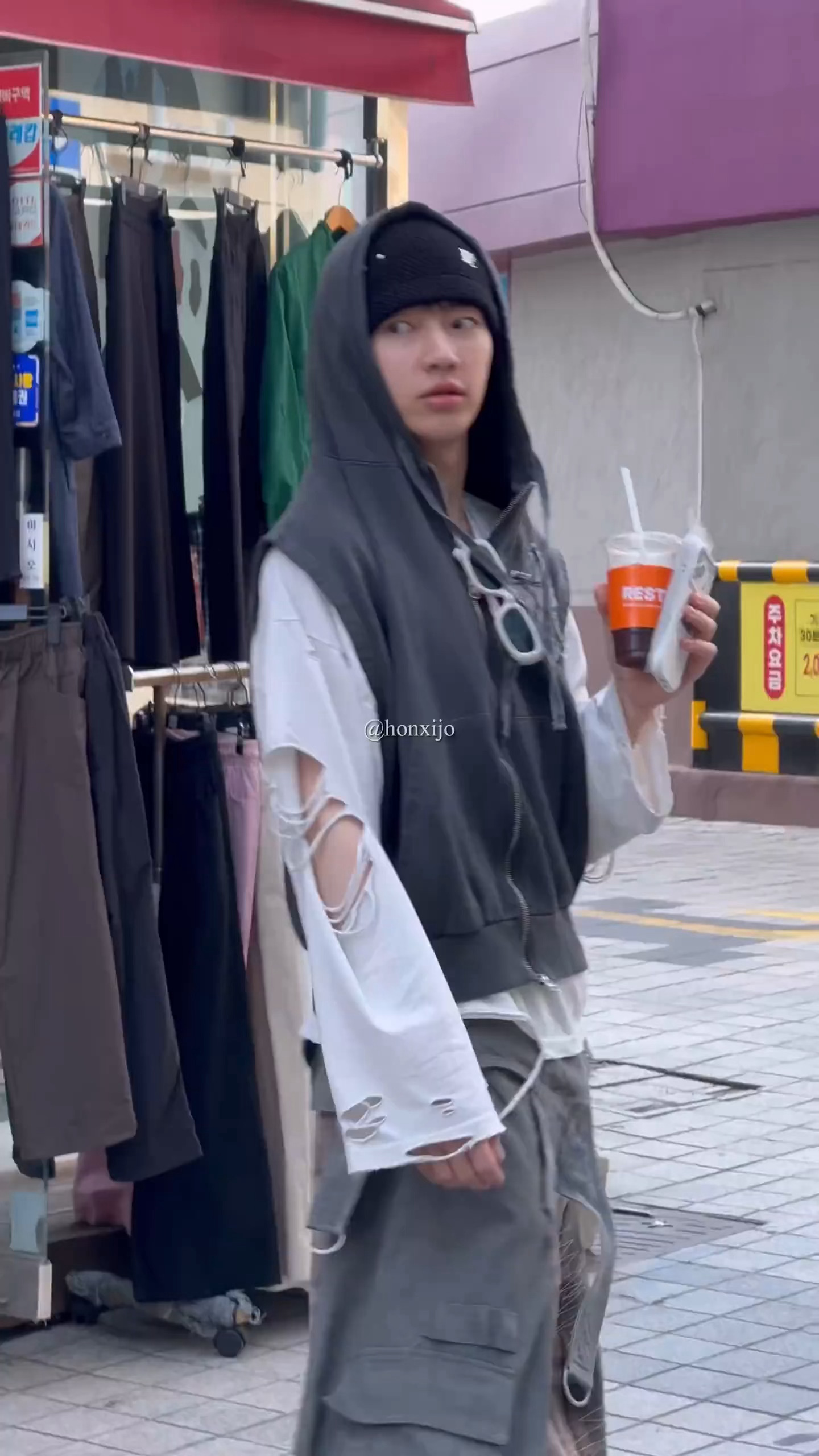 路人偶遇章昊 章昊被偶遇 是新鲜的昊昊 好久不见 甚是想念 人群中好显眼