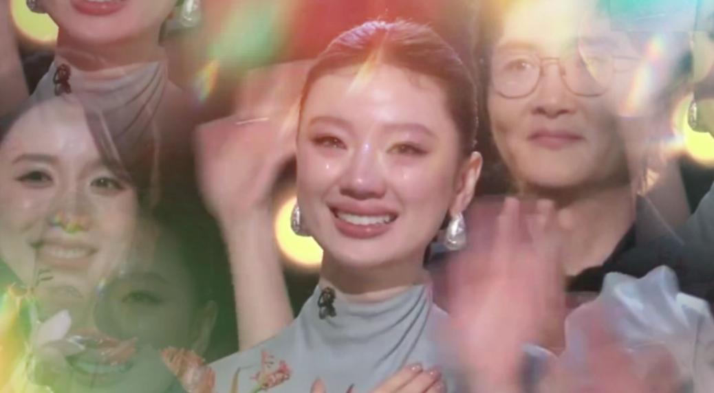 单依纯没拿第一，
哭了也正常
她只是一个23岁的小女孩


单依纯的眼泪很真实