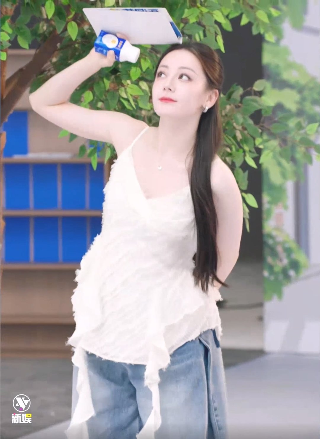 迪丽热巴破洞牛仔阔腿裤迪丽热巴被夸邓主任演得好厉害迪丽热巴直播今晚的热巴妆造也是