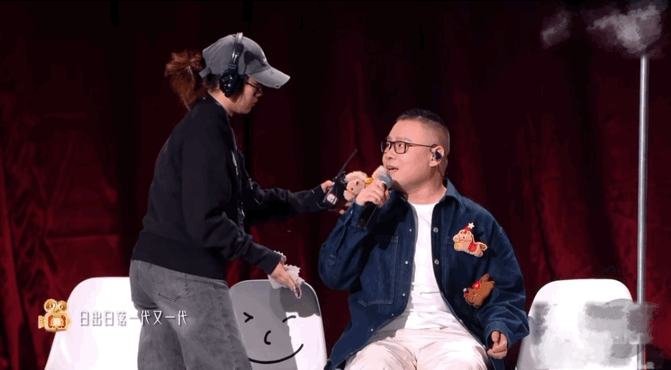 差点以为是春晚直播事故岳云鹏彩排名场面太绝了！临时用上个场道具，手刚伸过去就被撤