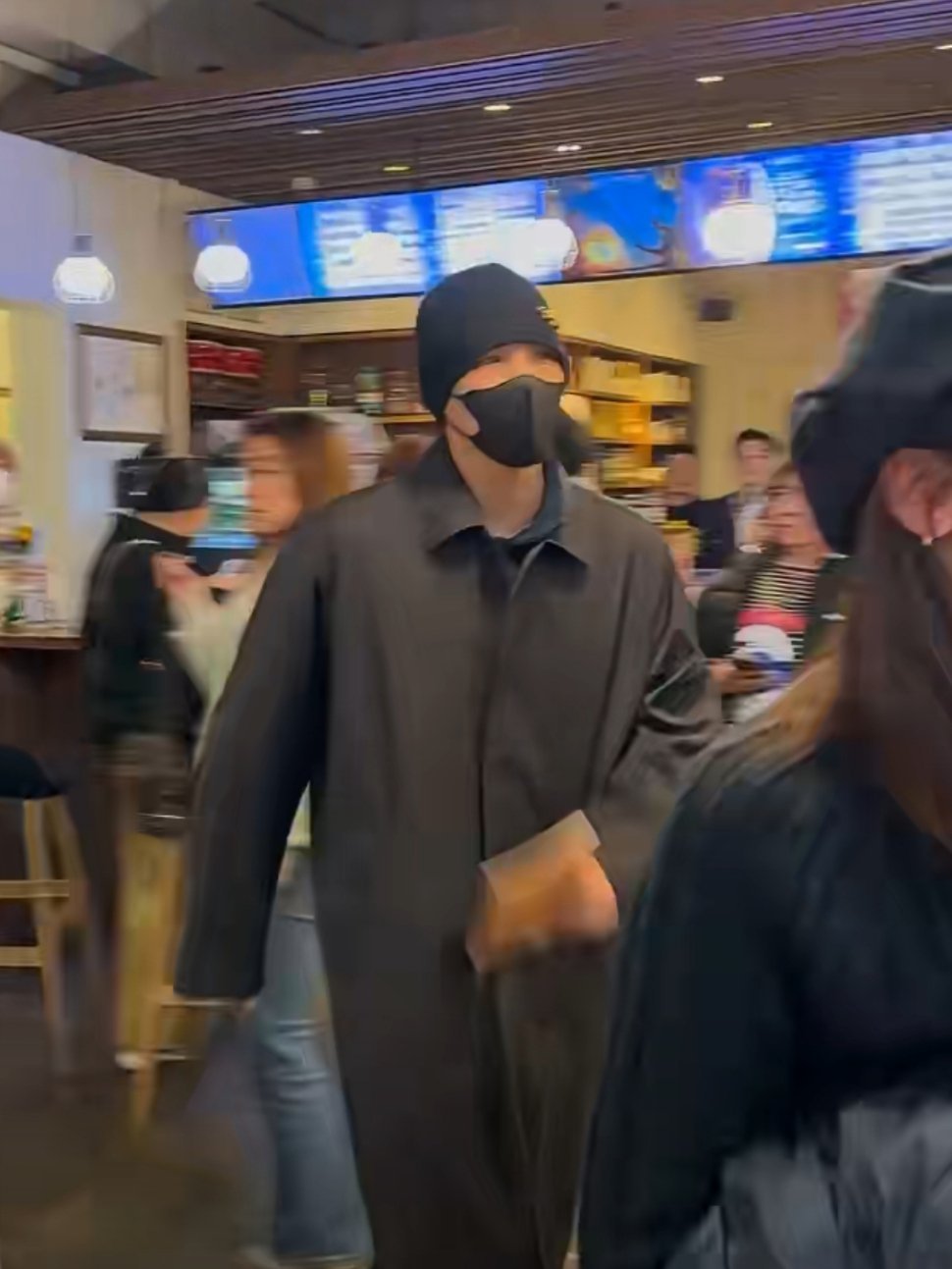 有网友偶遇王安宇去看了张一山的话剧，好奇两位是怎么认识的啊！