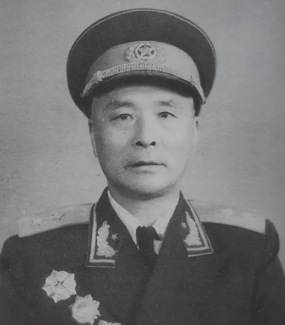 1936年，一位农村的老妇挎着篮子上山采野果子充饥，意外发现一群苍蝇盘旋，她仔细