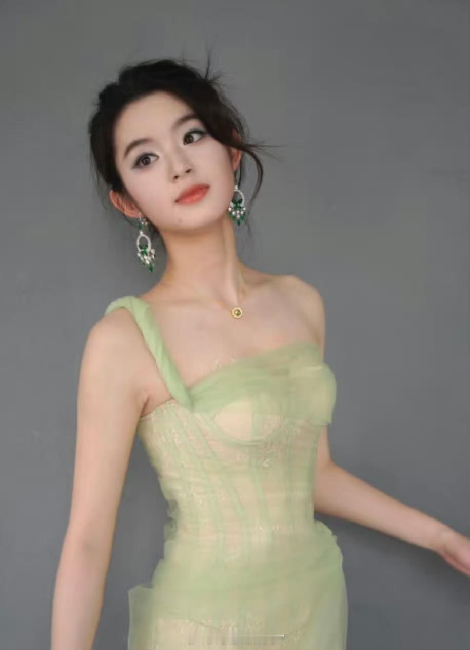 黄杨钿甜爸爸被立案调查，看来好日子到头了，没想到这次炫过头了！
在此之前很多人都