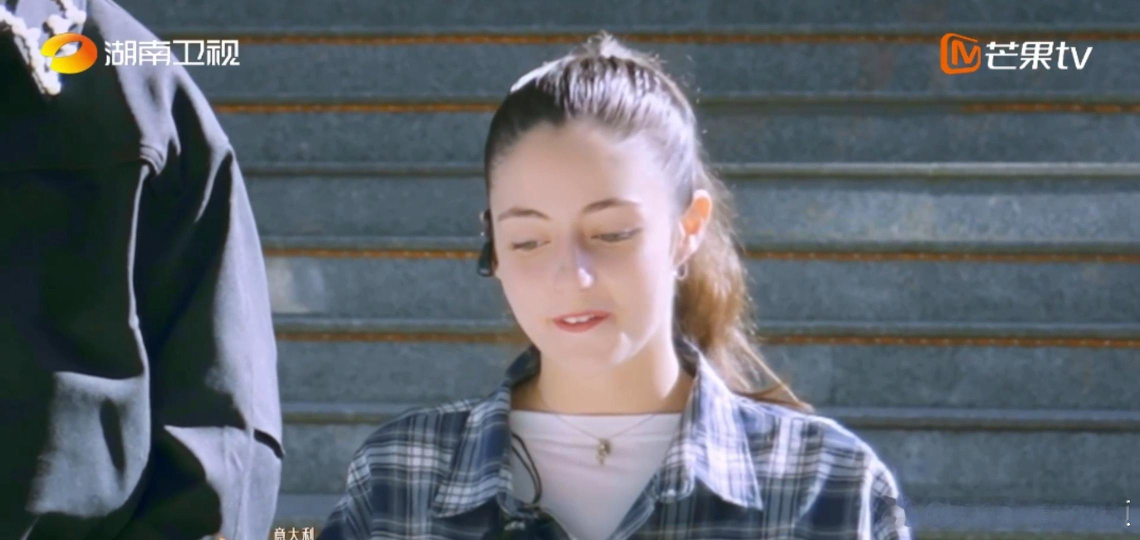 他们的歌声里，有故乡的风，也有年轻的梦。如此真挚，直击人心。哈萨克斯坦大学生唱出