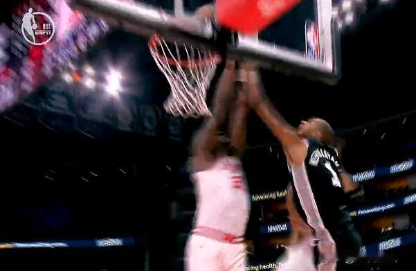 文班亚马隔扣卡佩拉被大帽，年轻人想多了



文班亚马拿球就要打卡佩拉，之前一次