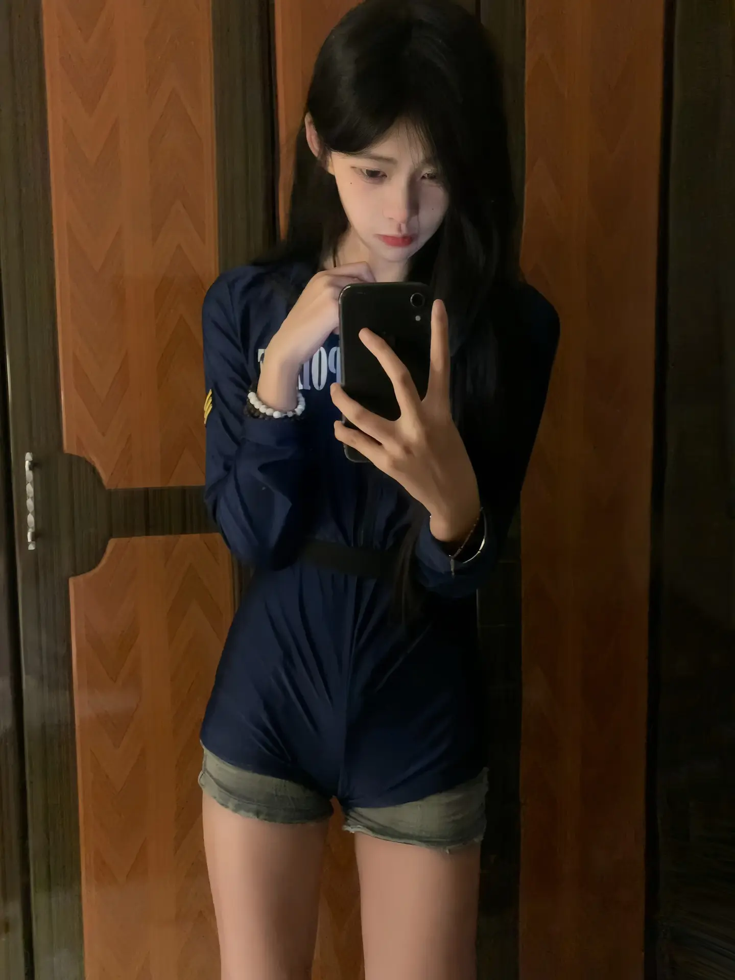 这世间的一切都让我感到疲惫 连唯一心爱的人都睡在别人身旁