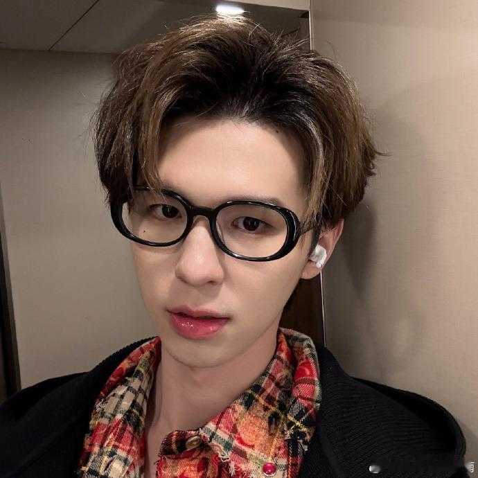 #何浩楠六宫格收工日记##何浩楠晒昨日收工日记# 何浩楠以六宫格展示昨日收工状态