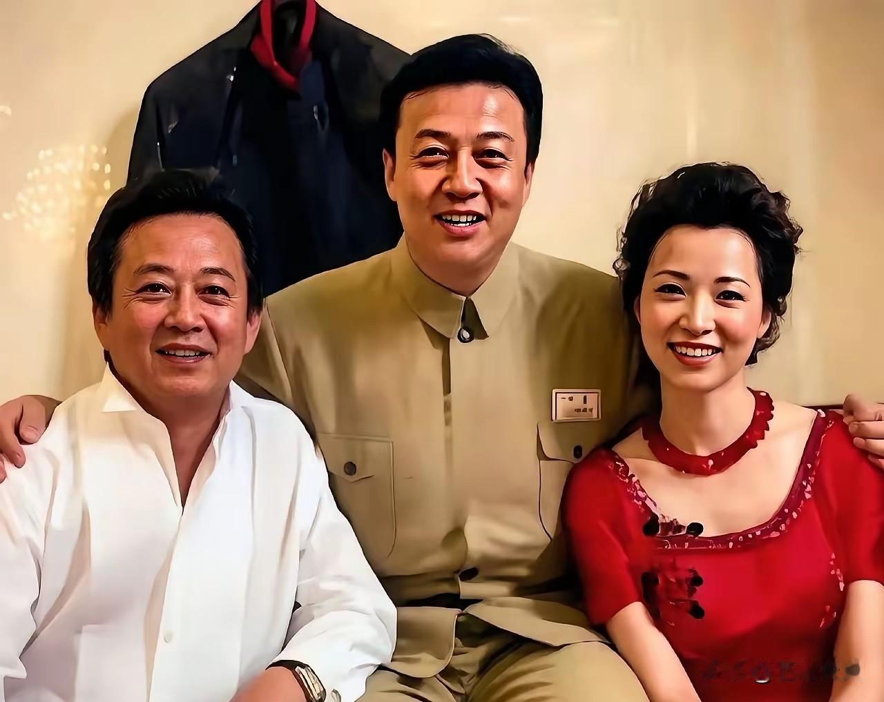 董卿、朱军，这两位央视响当当的著名主持人，那可是家喻户晓、妇孺皆知啊！
中间这位