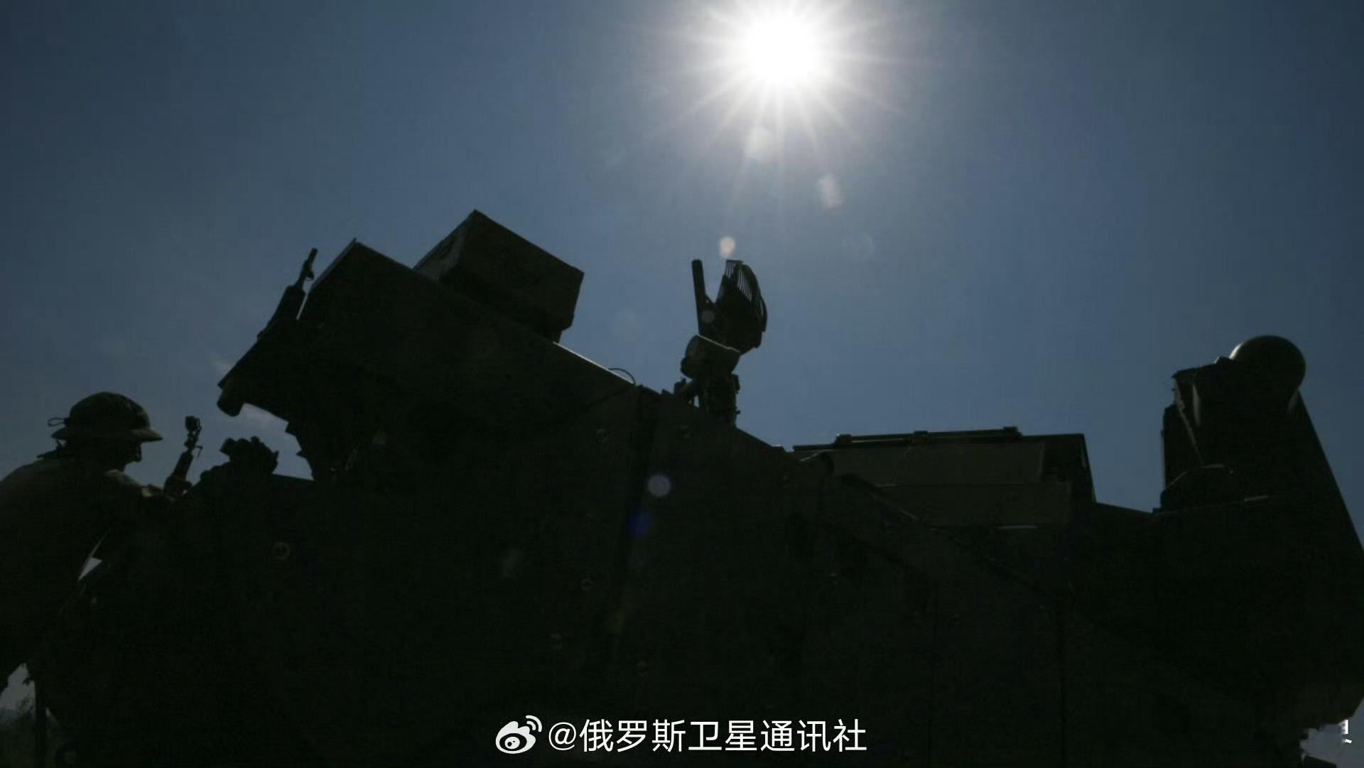 【俄国防部：俄防空部队夜间击落77架乌无人机 】俄罗斯国防部发布消息称：“昨天夜