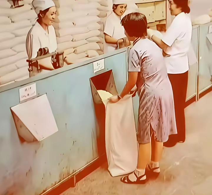 刷到这两张老照片有点好奇了！谁懂啊？她们这是在干嘛呀？
前辈们帮看看，解答一下！