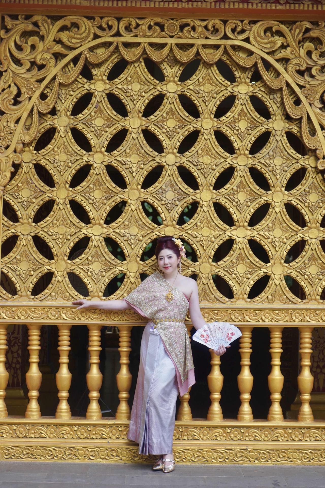 第一站来到曼听公园，满眼的金碧辉煌和郁郁葱葱好治愈呀～风是暖的，带着热带植物特有