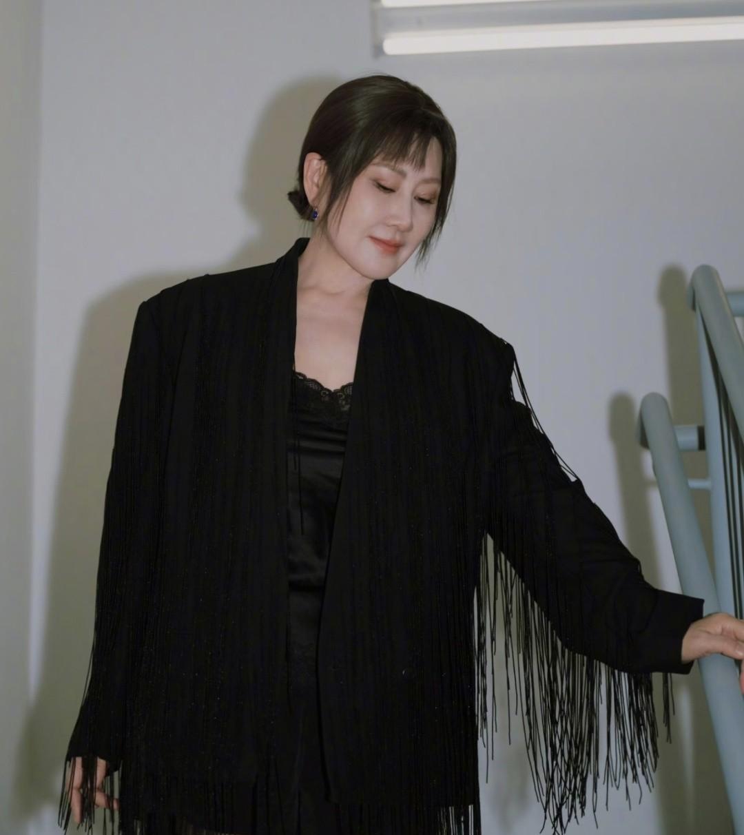 别再问60岁该穿什么了。
看看张凯丽：黑丝，短裤，十厘米高跟，走上红毯时摄像机追