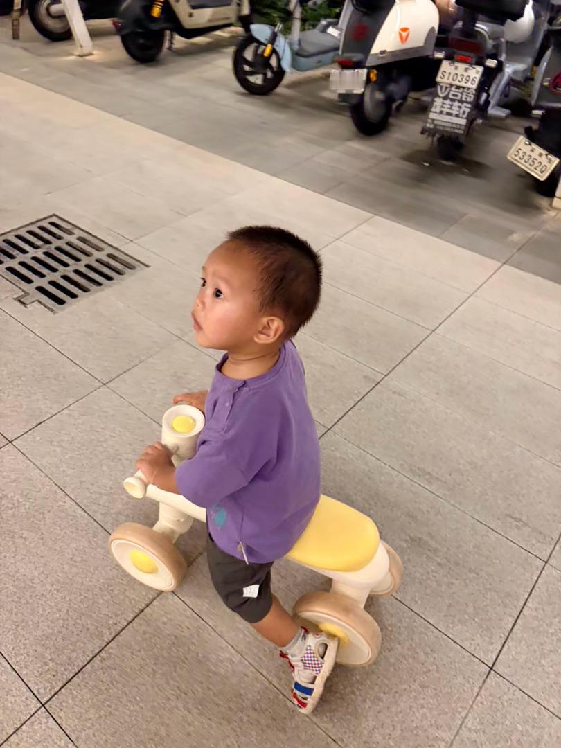 吃过饭，外婆带下去玩了，我在家收拾屋子！搞定之后下楼去找她们，娃看到我就跑着过来