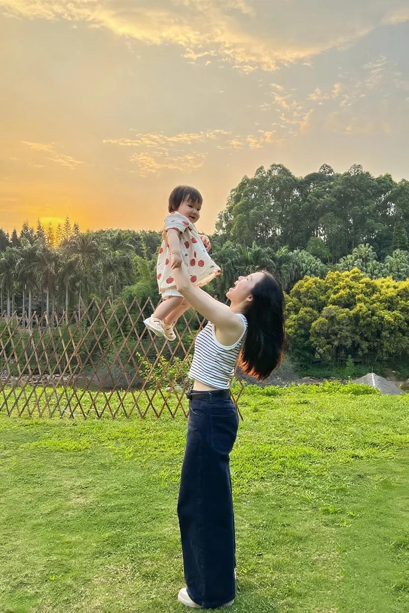 爸妈一定会把你高高托举，你永远有爸妈兜底
人民日报曾言： “一个好家庭的意义， 