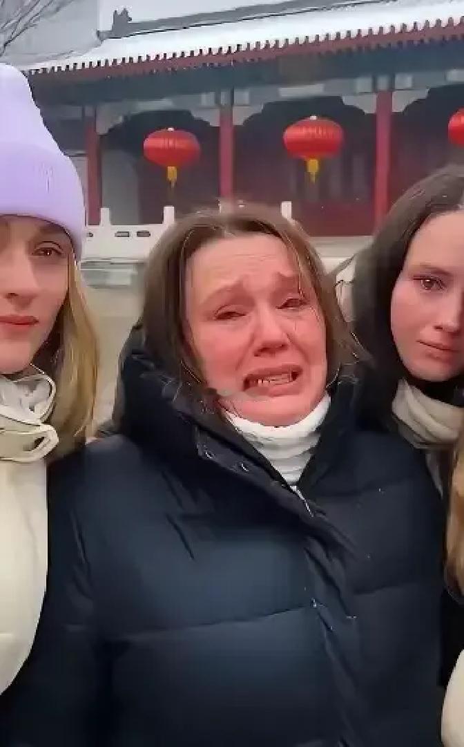 就在刚刚

乌克兰一位母亲突然宣布了：三个女儿都要嫁中国人，零彩礼，只求安稳。