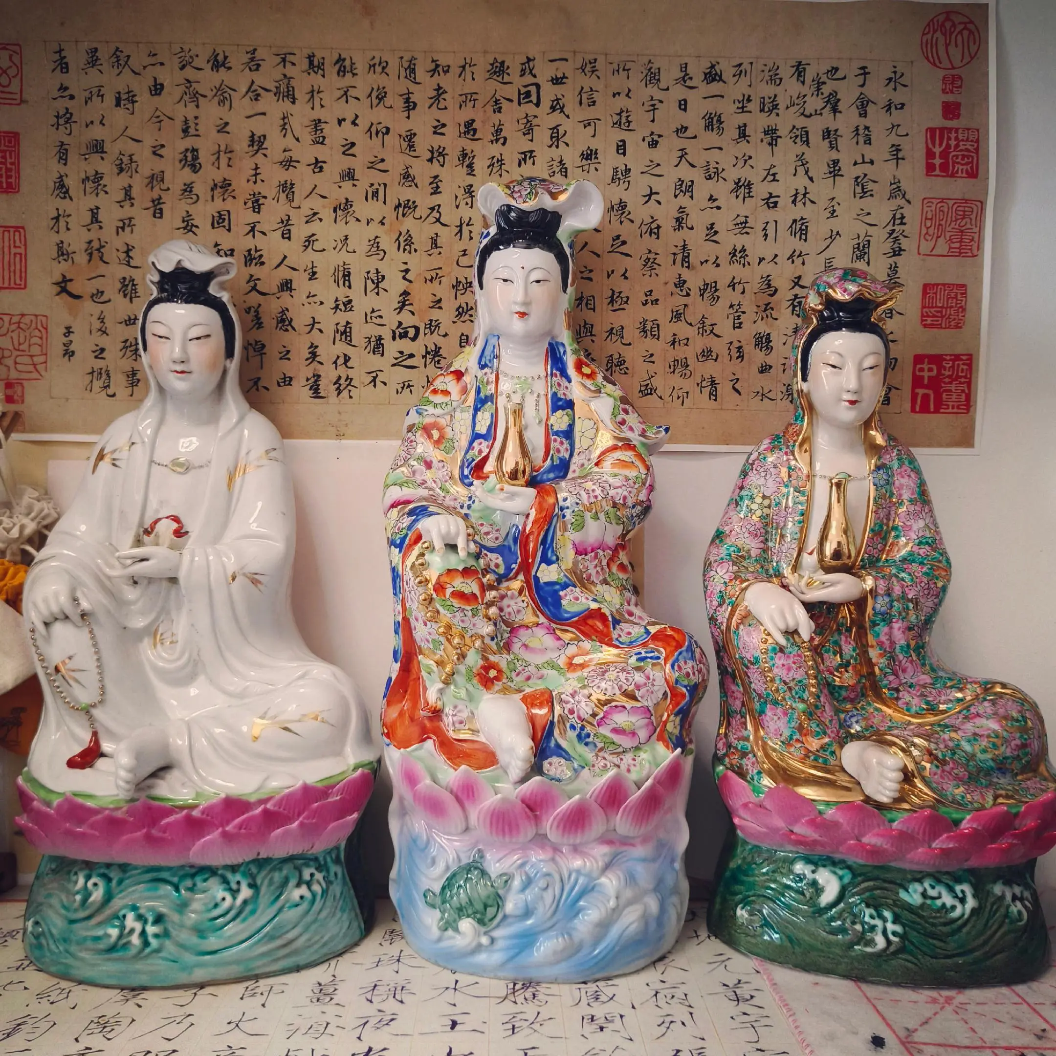 合影留念，可惜白衣有残
