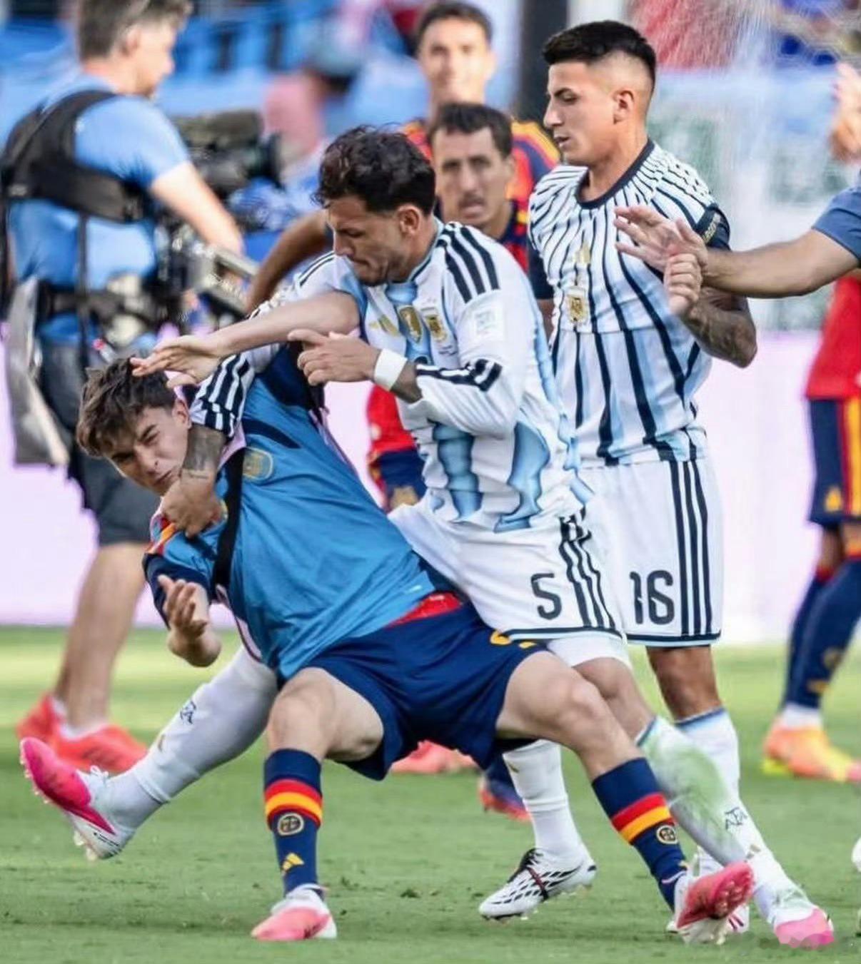 FIFA重磅处罚落地！世界杯决赛冲突追责，帕雷德斯遭十场禁赛重罚国际足联官方正式