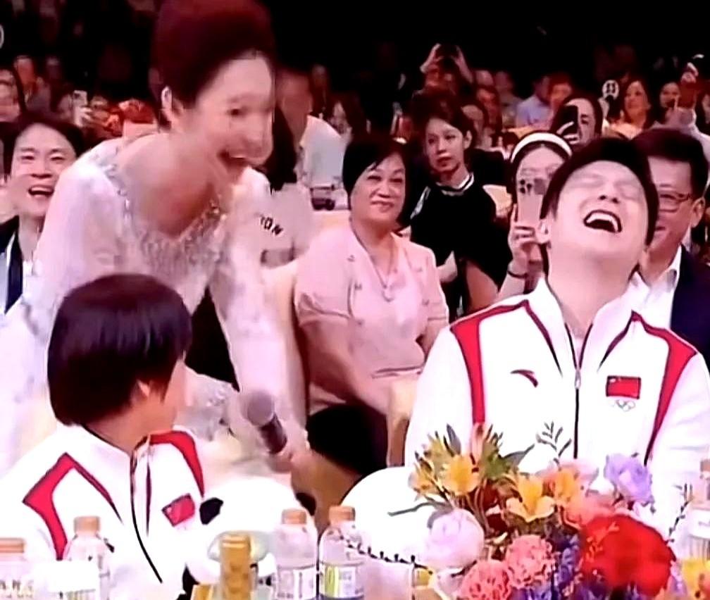 小胖这么开心的名场面怎么能放过，第一次是全红婵被采访，被她的答案逗的哈哈大笑，第