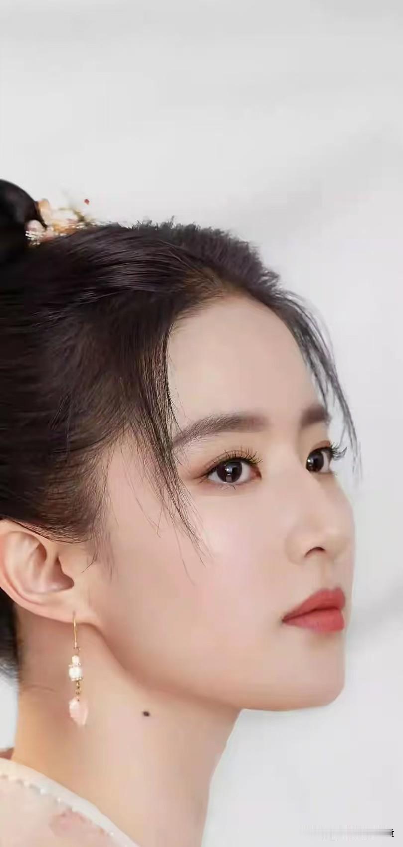 卜算子·清婉
 
高髻绾流云，玉坠摇轻影。
素靥凝霜眉目清，一缕青丝静。
丹唇浅