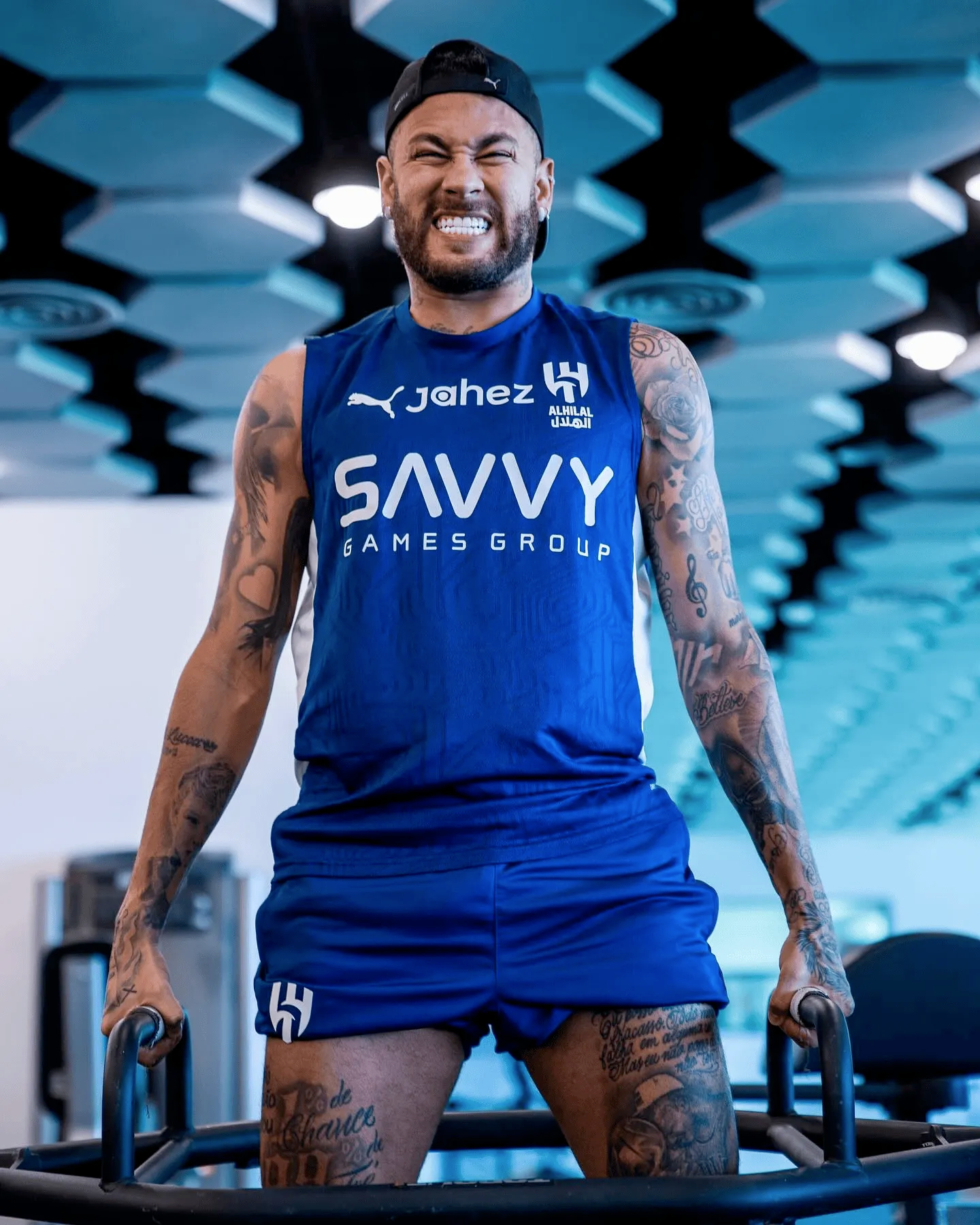 内马尔更新社媒晒出训练照，并配文：“开启新的一周🔥🙏”内马尔现年32岁，去年