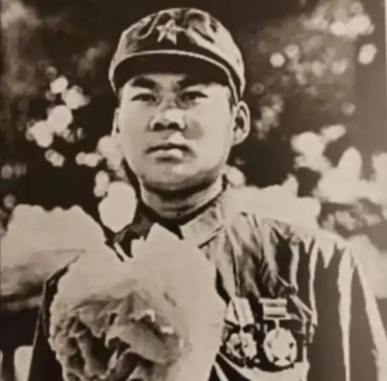 1979 年边境巡逻，边防战士在草丛里发现一个浑身溃烂、形同枯骨的人。他双手死死
