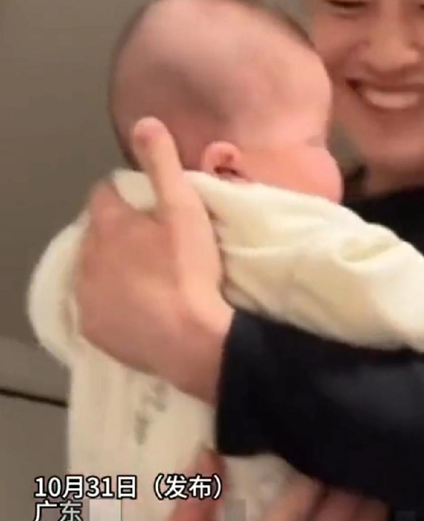 10月31日，广东。宝宝在妈妈暖心的怀抱里，心情十分放松，觉得妈妈倍感亲切，露出