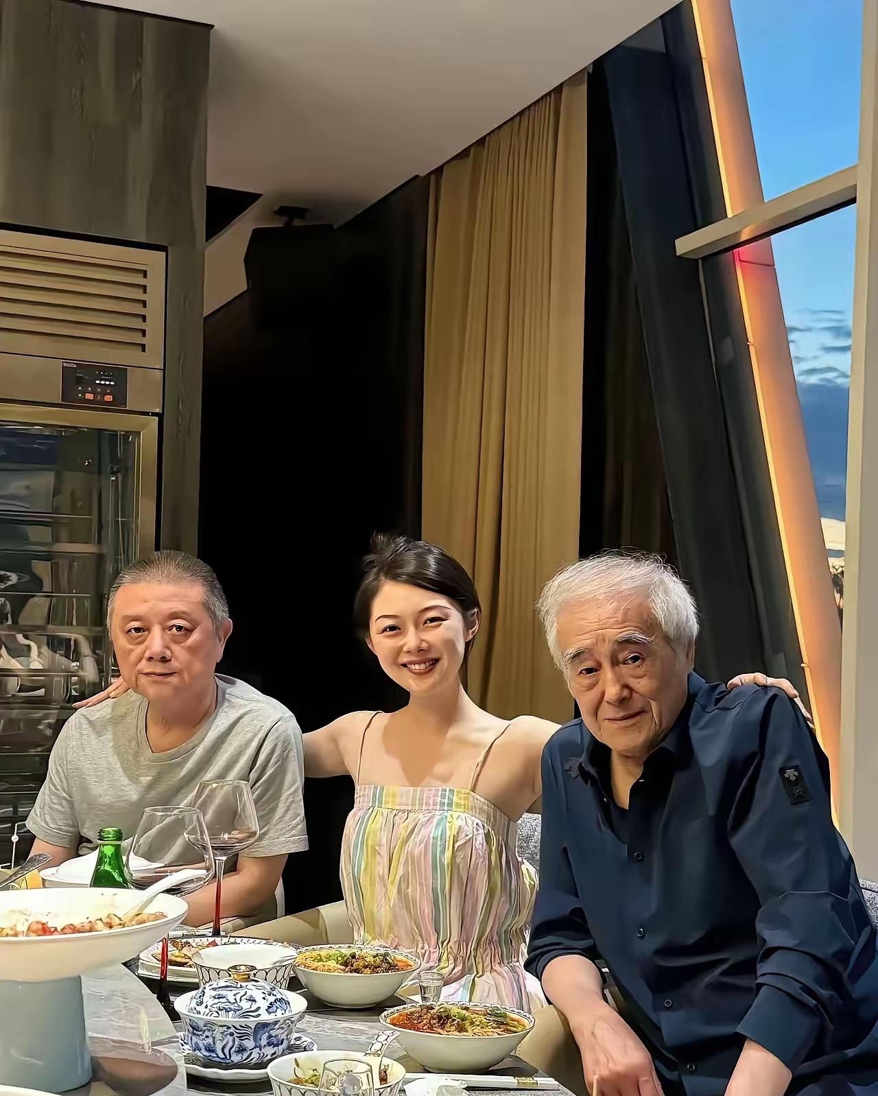 这三位都是谁？三个太太合影
