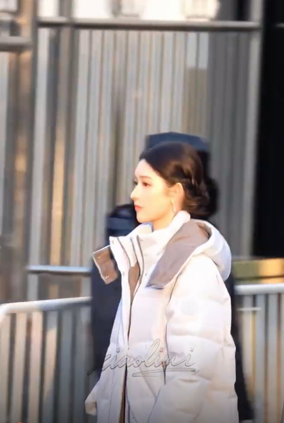 王玉雯春晚路透缎面长裙好仙 王玉雯今日份春晚路透来啦，一身浅灰羽绒服➕粉缎长裙➕