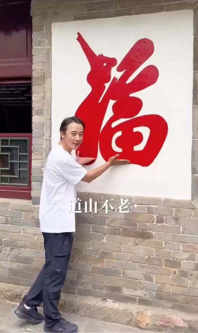 罗晋眼里没光了上热搜，第二次现身大孤山疑为父亲祈福 