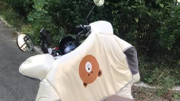 使用电动车挡风被虽然可以增加保暖，但也存在一些隐患，提醒大家注意安全。

视线受