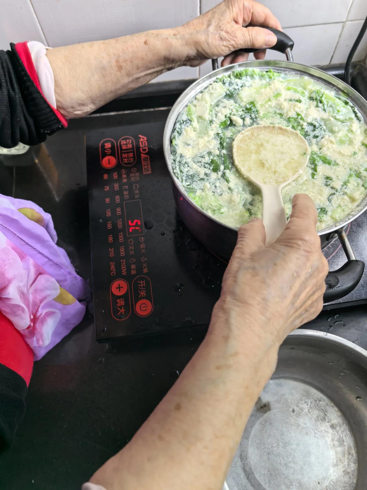 之前妹妹们向她学习过了---这是老妈80年前她八九岁时，在大方瓦房店跟着自己的母