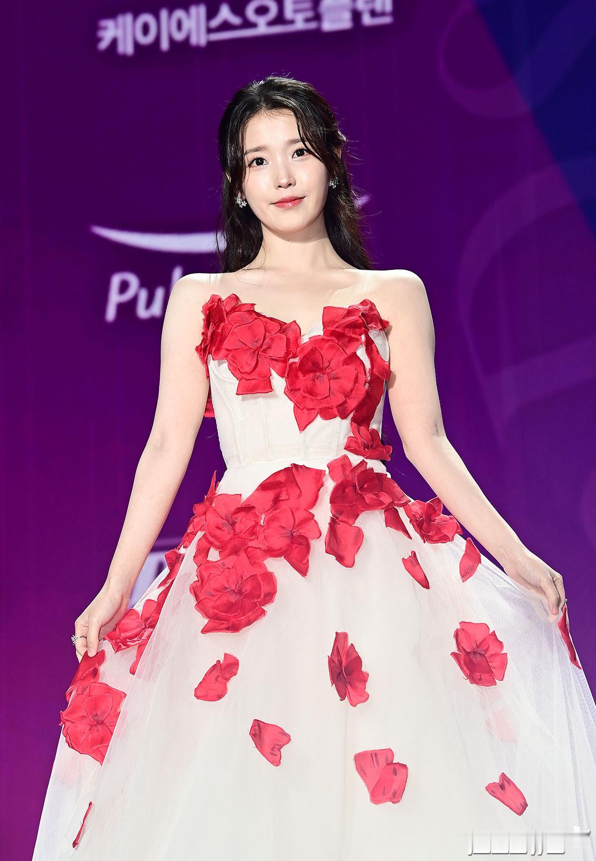 251229 IU参加APAN颁奖典礼红毯新闻图 