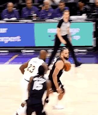 库里被“预谋”一拳干倒，格林差点就冲上去了。

去年12月太阳打勇士，狄龙对着库