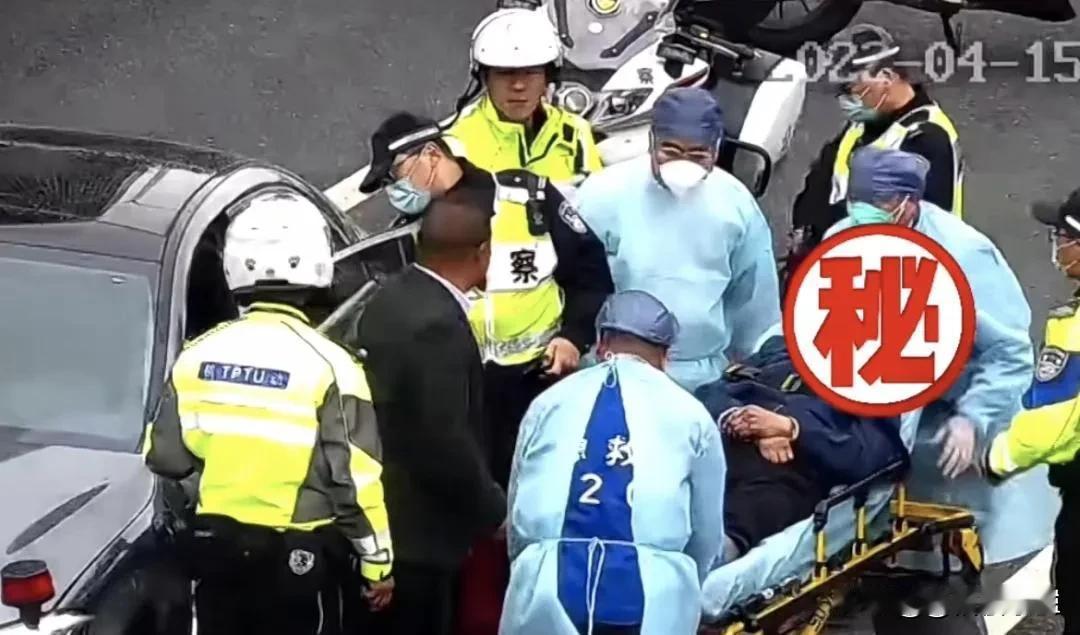 南京交警破窗救人 上演生死时速
近日，江苏南京一名司机因昏厥引发事故，车头冒出大