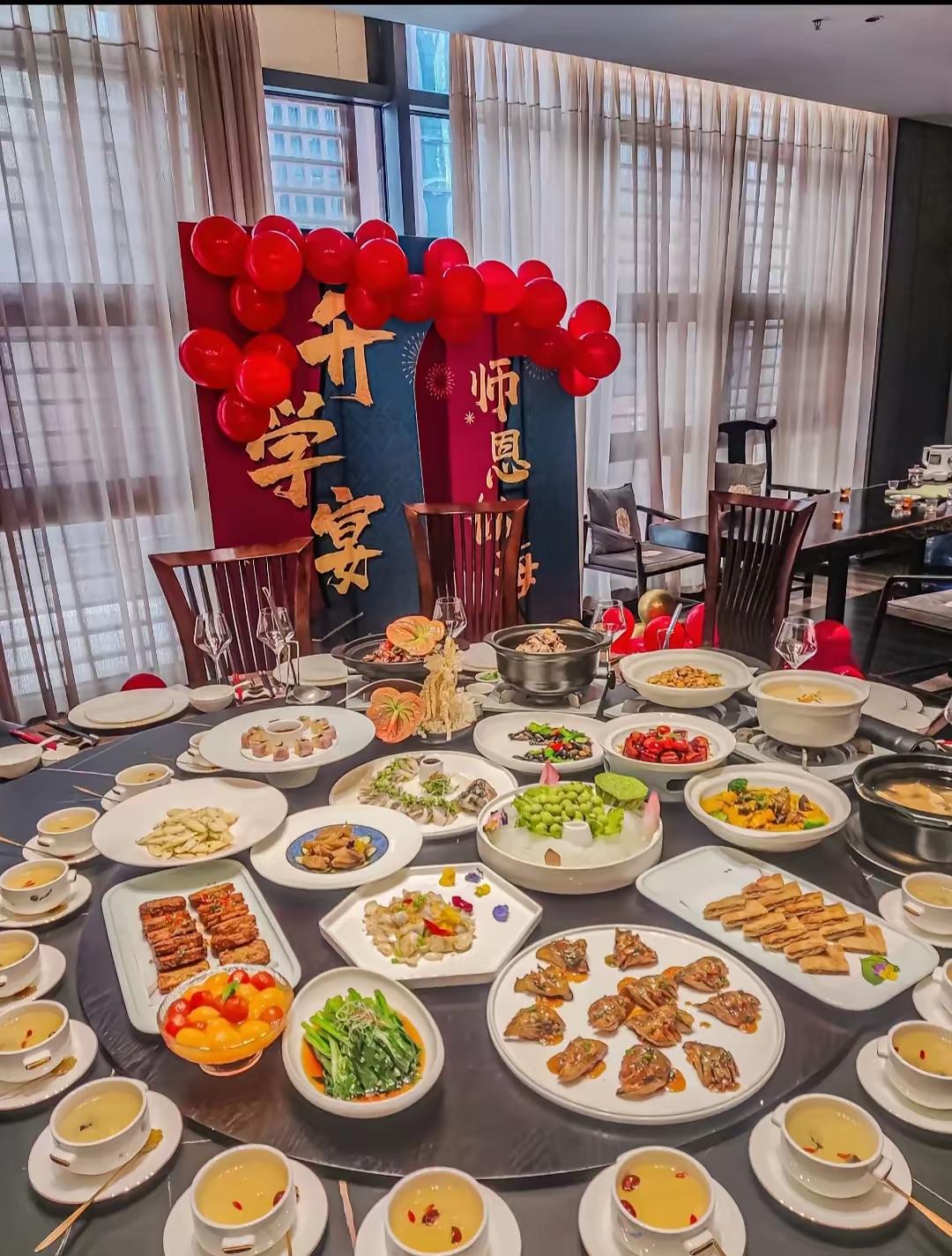 昨天刚随完一个688的升学宴份子钱，看着朋友圈里满屏的“金榜题名”和酒店定位，我