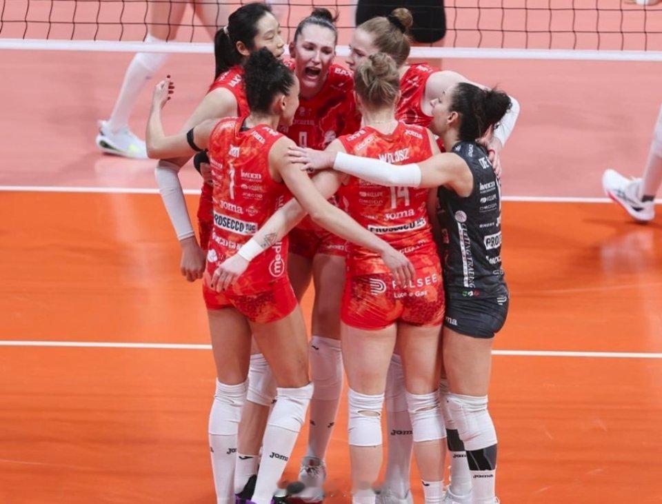 女排世界女排新闻女排欧冠  科内利亚诺在对阵泽仁的比赛中三局完成11次拦网。哈克