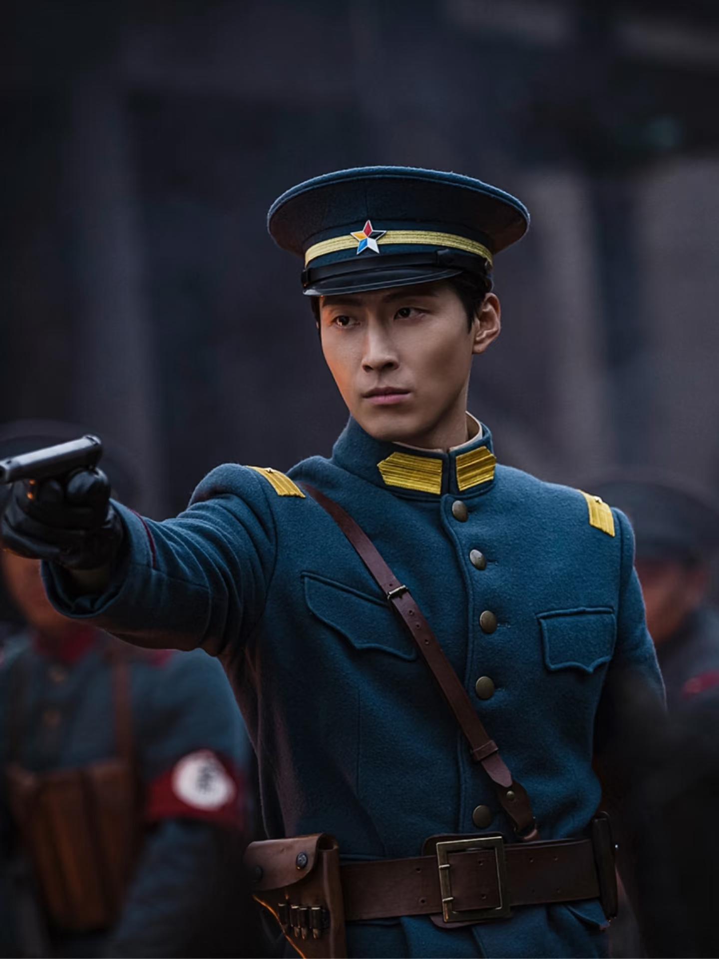 丞磊窦骁顶A遇上顶A  🪖制服控狂喜！窦骁 × 丞磊军阀造型帅炸，气场势均力敌