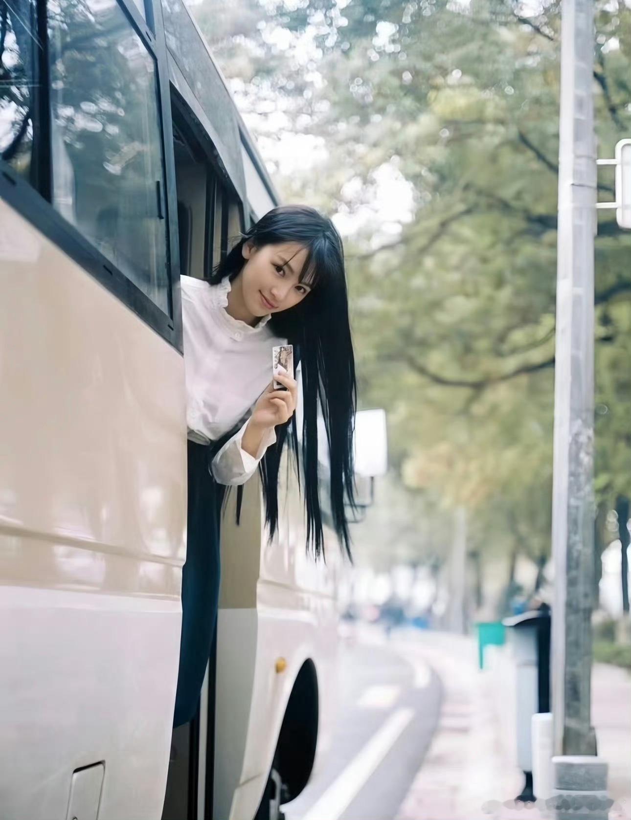 黄灿灿梦回武大校花 白裙、长发、笑眼弯弯，站在樱花树下的黄灿灿，还是当年那个样子