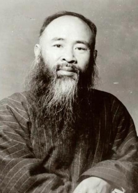 1949年，张大千乘坐飞机前往宝岛定居，结果还没安稳几天，蒋校长便下令戒严，不能