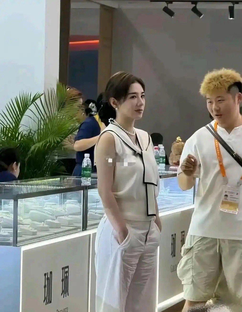 没想到有钱人穿的裤子也这么多褶子！ 