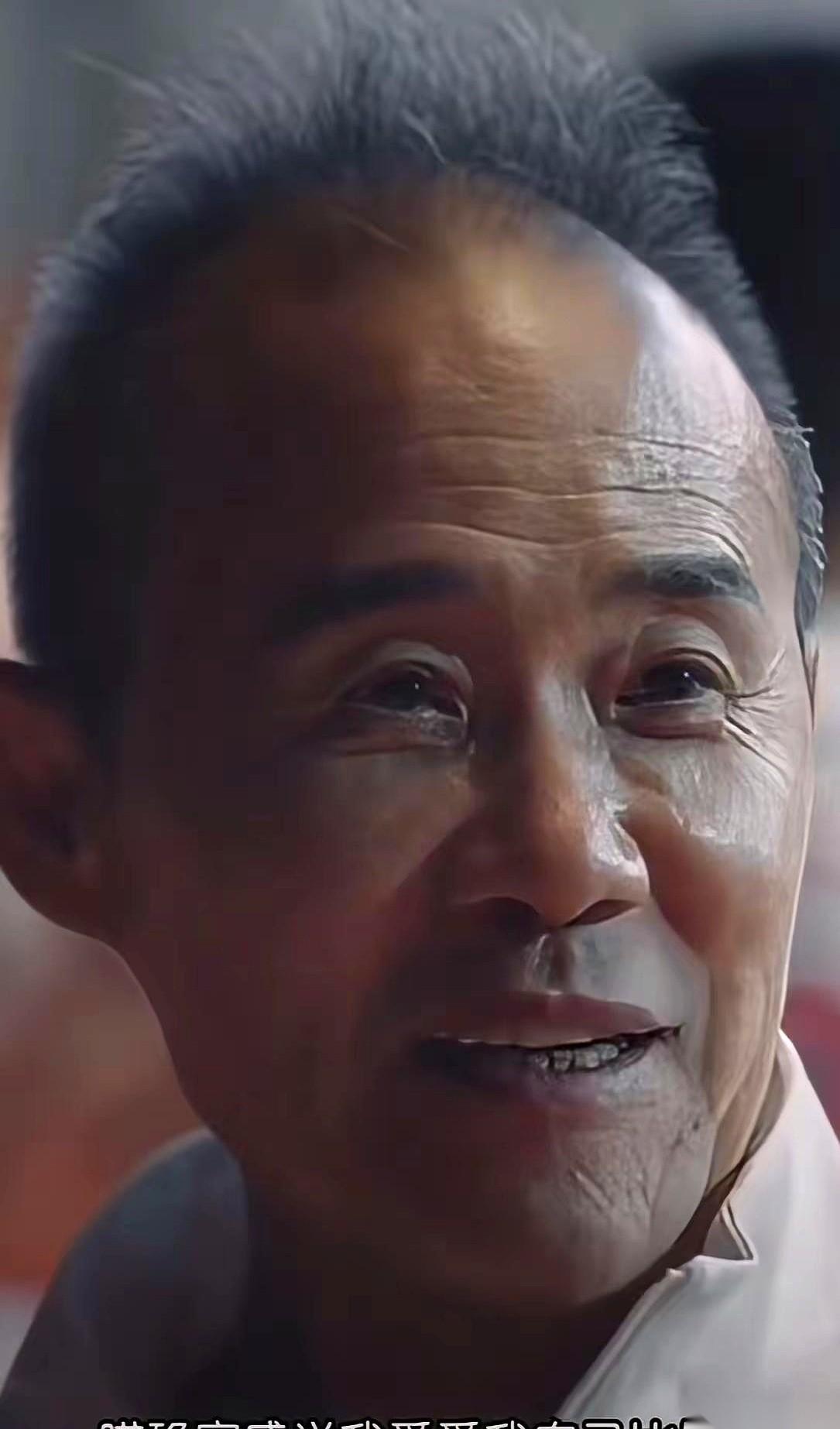 真的，那一幕看得我心里咯噔一下。
一个七十多岁，曾经叱咤风云的人物，当着所有人的