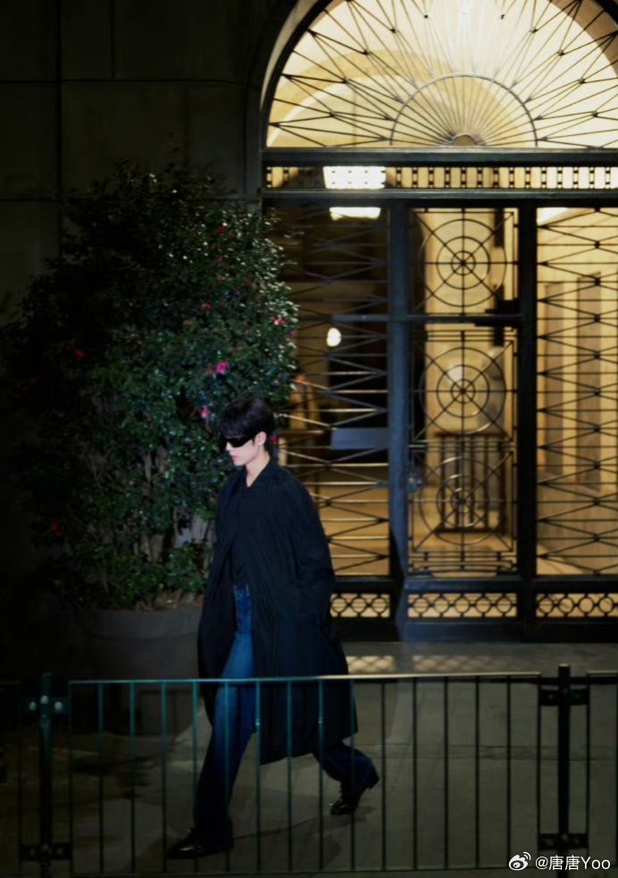 肖战米兰时装周肖战暗夜米兰街头，肖战以全黑造型惊艳亮相，利落风衣勾勒挺拔身姿，墨