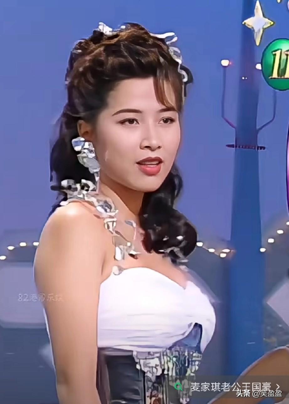 50岁“不老女神”麦家琪，与律师丈夫王国豪2006年结婚，婚后育有两子一女。
当