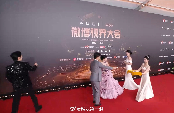 曾辉疑似要签在杨迪脸上 哈哈哈哈哈曾辉签名迷路了，直冲着杨迪就去了，杨迪：还以为