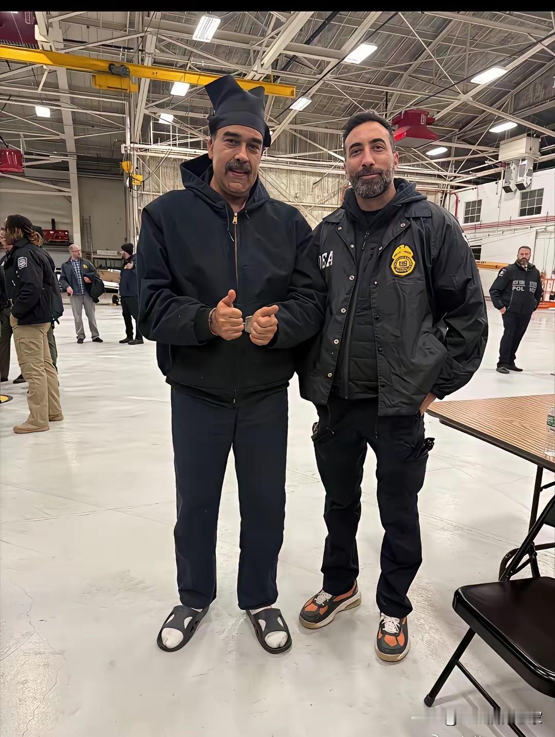 老马到美国倒是玩得不亦乐乎，走到哪都打卡、竖大拇指，活脱脱一副游客模样。
 
这