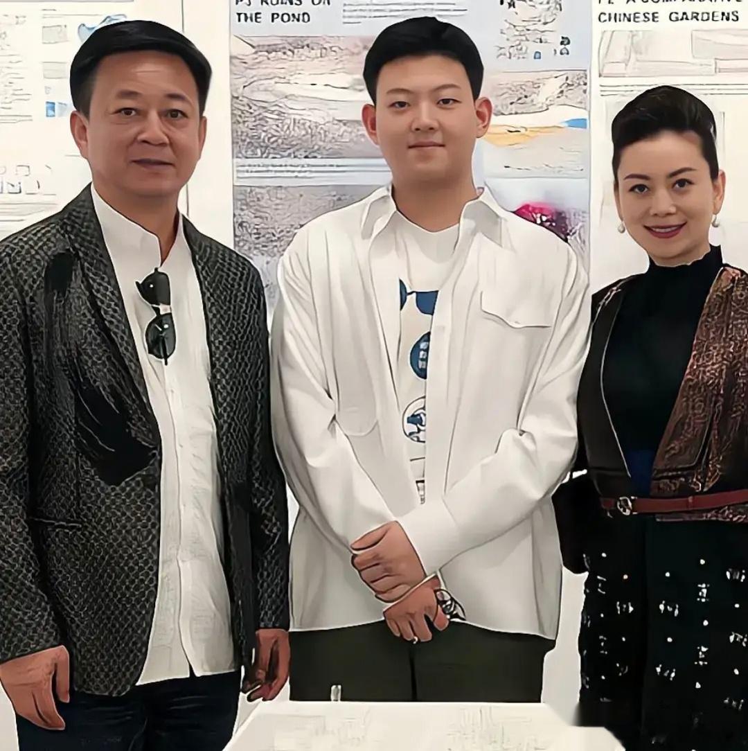 著名主持人朱军一家三口合照，父子两个人太像了！ ​​​